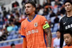 邱贻可看莎莎赢球后振臂欢呼-开云平台