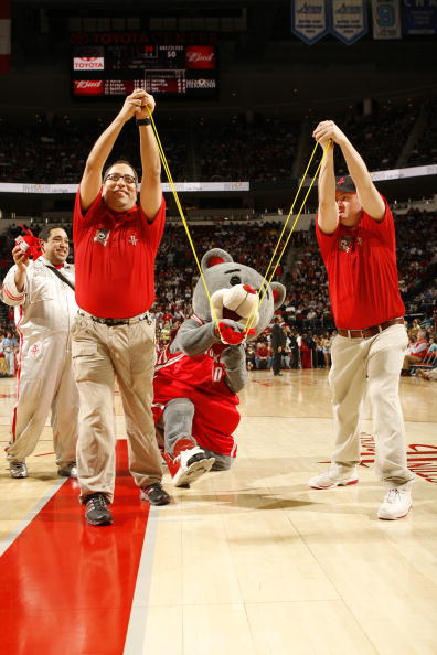  雪域暴熊队对阵庐州雪豹队，举重预选赛爆冷，门将神扑救主——高压逼抢成功