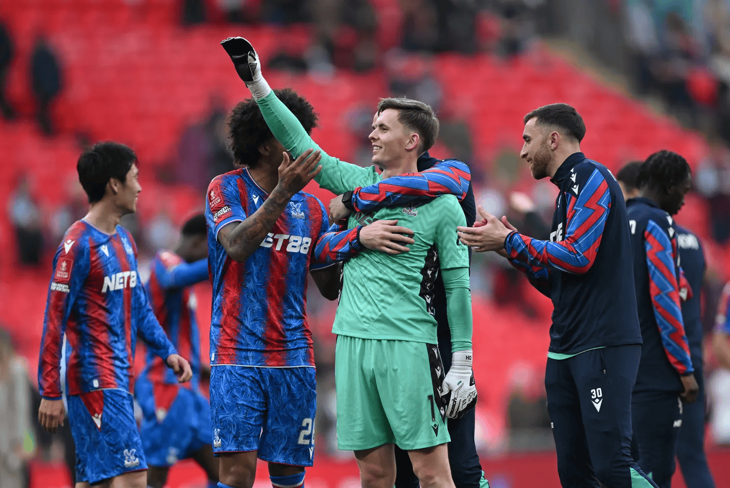 足总杯赛程吃紧，埃因霍温今晨再遭质疑，球迷炸锅，细节决定成败(艾弗森48分总决赛全场回放)