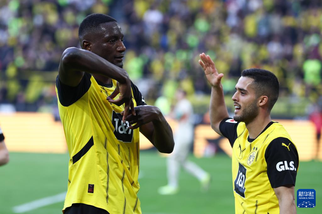  门兴格拉德巴赫训练开放日；今夜伤情更新引欢呼；全明星赛在即；赛程密集仍需轮换