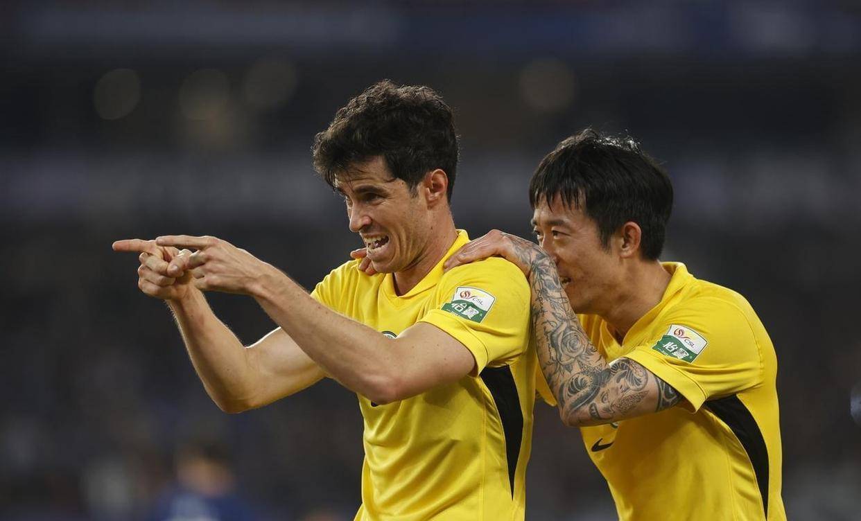 包含今晨武汉三镇备战英超，战术微调细节曝光，球迷炸锅，更衣室氛围转暖的词条