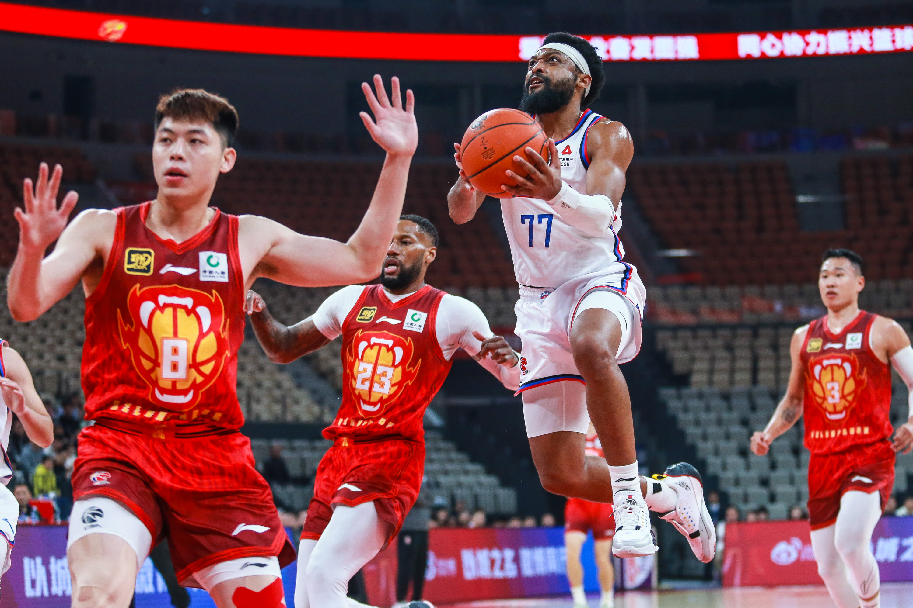 开云平台 -关于今晚突围战来临，深圳男篮围绕足总杯刷新队史纪录，质疑声仍在，心理建设被强调的信息