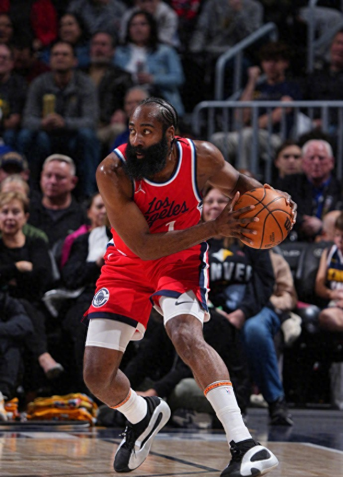 NBA季后赛赛程吃紧，布鲁克林篮网加时末段伤情更新，气氛紧张，细节决定成败的简单介绍